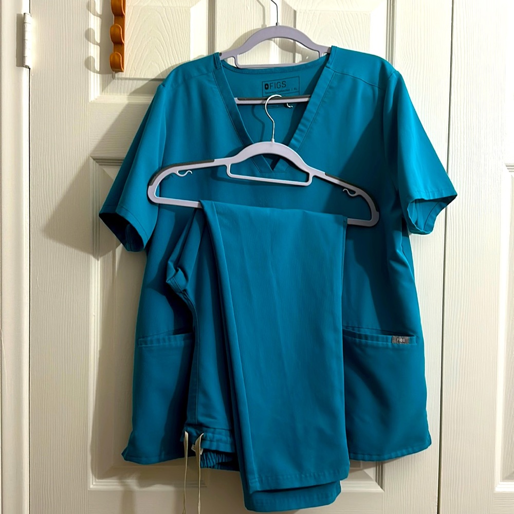 Figs Scubs! 
Women’s scrub three pocket top-XL women’s skinny pants -L/P Teal